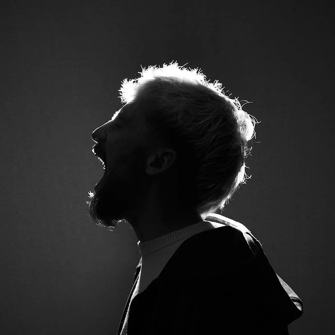 Silhouette of Kasper De Kneef in profile with backlight, in black and white